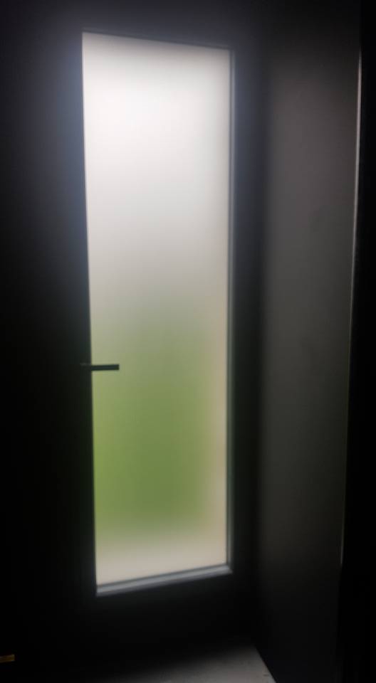 Pose d'une porte vitrée isolante